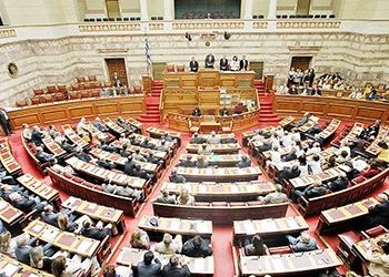 ΒΟΥΛΗ: Γιάννης κερνάει, Γιάννης πίνει