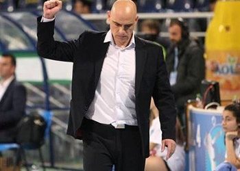 Ο Κώστας Αρσενιάδης στον πάγκο της Εθνικής ομάδας βόλεϊ