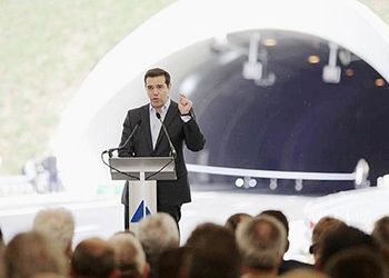 Τέμπη: Δίχασαν οι κορδέλες