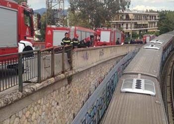 Απεγκλωβίστηκε η γυναίκα από τις γραμμές του ηλεκτρικού στο ΚΑΤ