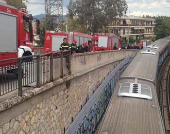 Απεγκλωβίστηκε η γυναίκα από τις γραμμές του ηλεκτρικού στο ΚΑΤ