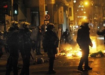 Επιθέσεις σε διμοιρίες των ΜΑΤ στα Εξάρχεια