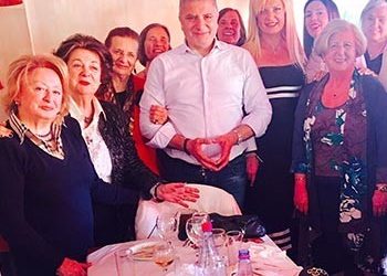 Ο πρόεδρος της ΚΕΔΕ με τις γυναίκες της «ΠΑΝΑΘΗΝΑΙΚΗΣ»