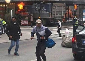 Φορτηγό έπεσε σε πολυκατάστημα στη Στοκχόλμη - Τρεις νεκροί