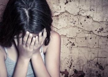 Ένταλμα σύλληψης για βιασμό 13χρονης από τον πατέρα της