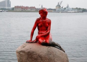 Η μικρή γοργόνα «μάτωσε» για το κυνήγι των φαλαινών