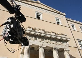 Ψηφίζεται η τροπολογία για τις τηλεοπτικές άδειες