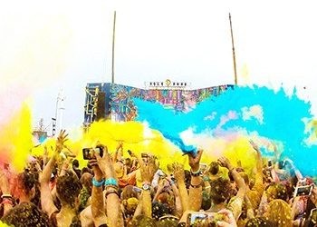 Color Day: Μουσική και χορός μέσα σε έκρηξη χρωμάτων