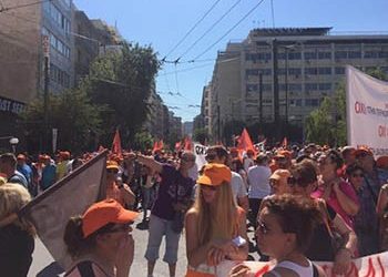 Επίθεση σε Πατούλη, σκουπίδια και φωτιές έξω από το ΥΠΕΣ