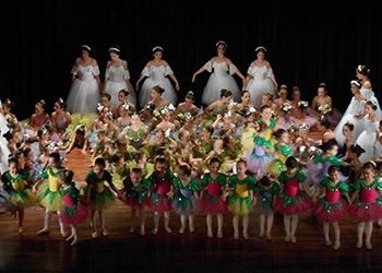 «Όνειρο καλοκαιρινής νύχτας» από τις μικρές μπαλαρίνες του ΠΕΑΠ