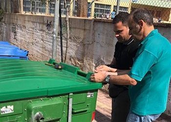 Μπήκαν καπάκια σε 130 κάδους απορριμμάτων