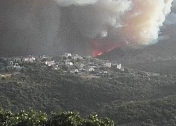 Μαίνεται η πυρκαγιά στην ανατολική Μάνη