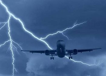 Κεραυνός χτύπησε αεροπλάνο στη Σκιάθο