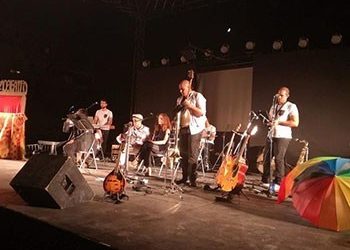 «Τρεις λαλούν και δύο χορεύουν»
