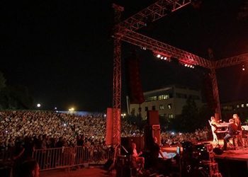Τραγούδι και κέφι με λαμπερή Νατάσα Θεοδωρίδου