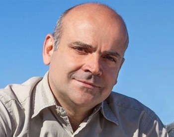 Μαχαίρωσαν το δήμαρχο Ελευσίνας μέσα στο γραφείο του