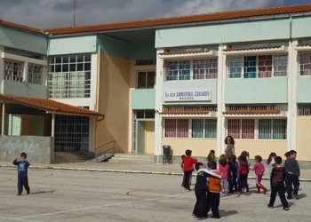 Καταργείται εθνικός ύμνος και έπαρση σημαίας από τα δημοτικά σχολεία