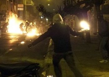Επιθέσεις με μπουκάλια στα ΜΑΤ στα Εξάρχεια