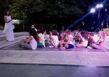 Θεατρικό παιχνίδι στην πλατεία Ηρώων