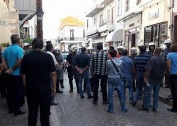 Ρέθυμνο:Ένταση και συλλήψεις κατά τη διάρκεια κατάσχεσης καταστήματος (Video)