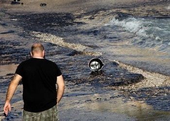 Οικολογική καταστροφή: «Μαύρισαν» οι παραλίες στη Σαλαμίνα
