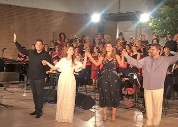 Συναυλία αφιερωμένη στο Μίκη Θεοδωράκη στου αίθριο του Δημαρχείου