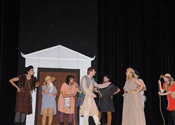 Πολλά χειροκροτήματα για τον “Πλούτο” του Αριστοφάνη στο Δημοτικό Θέατρο Πεύκης