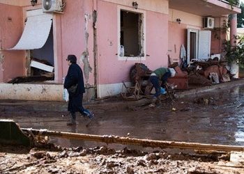 Δύο ακόμα νεκροί από τη φονική κακοκαιρία της Μάνδρας