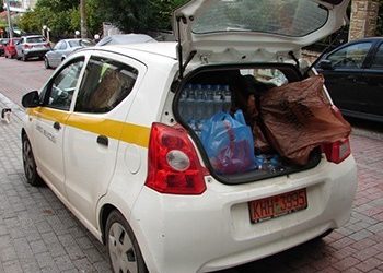 Παραδόθηκαν είδη σίτισης και ρουχισμού στον Δήμο Μάνδρας