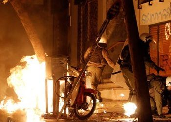 Βίντεο σοκ: Τραυματισμός γυναίκας από φωτοβολίδα στα Εξάρχεια