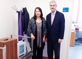 Δωρεά απινιδωτή και μικροσκοπίου στο «Άγιοι Ανάργυροι»