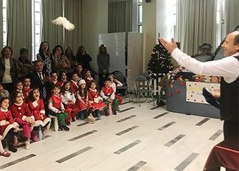 Τα παιδιά δείχνουν τον δρόμο