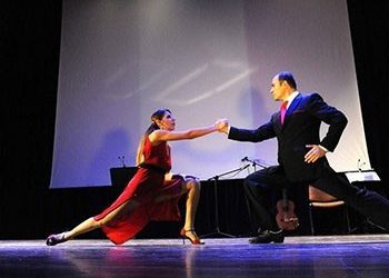 Μάγεψε το Δημοτικό Θέατρο Πεύκης η βραδιά latin & Αργεντίνικου tango