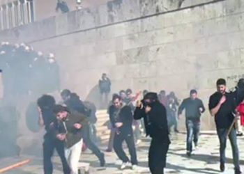 Eπεισόδια και χημικά έξω από τη Βουλή