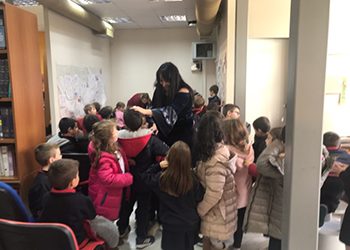 Στη δημοτική βιβλιοθήκη μαθητές της «Ελληνικής Παιδείας»
