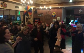 Σερπαντίνες και χαρτοπόλεμος από τα ΚΑΠΗ Πεύκης