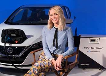 Η Margot Robbie, πρέσβειρα Ηλεκτροκίνητων Οχημάτων της Nissan