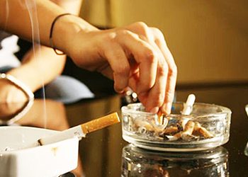 Κάπνισμα: Με τσιγάρο ανά χείρας