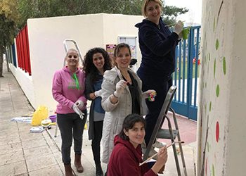 Μαμάδες «Βάζουν χρώμα» στα σχολεία