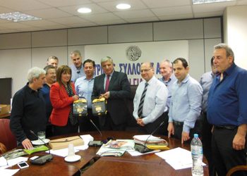 Δύο απινιδωτές στον Δήμο Σουλίου παρέδωσε ο ΙΣΑ