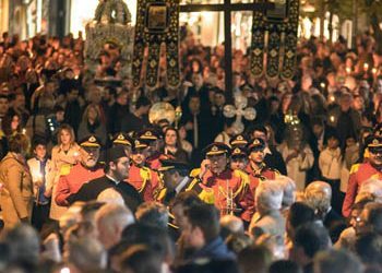 Περιφορά και συνάντηση επιταφίων στην πλατεία Πλατάνου την Μεγάλη Παρασκευή