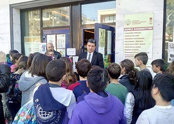 Ξενάγηση μαθητών στις κοινωνικές δομές από τον Δήμαρχο