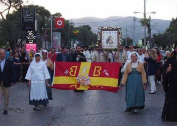 Περιφορά ιερών εικόνων στην Αγία Τριάδα