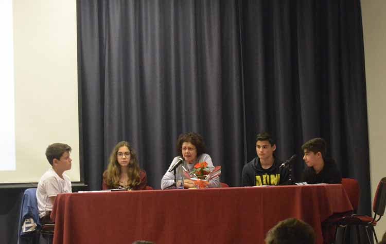 «Ανακρίνοντας»  την Ευγενία Φακίνου