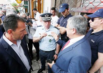 Τους χωρίζουν … κατεβασμένα ρολά