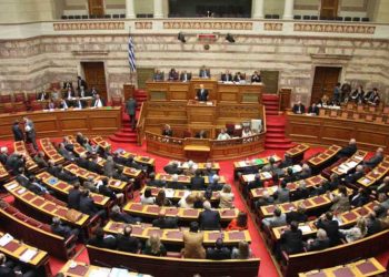 «Oμόφυλη» αναδοχή: Ψήφισαν χωρίς… γραμμές