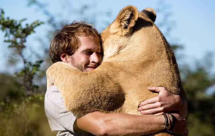 Όταν τα ζώα θέλουν να αγκαλιάσουν ανθρώπους (βίντεο)