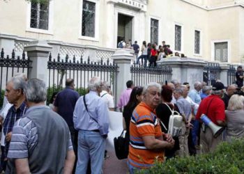 Συγκέντρωση συνταξιούχων έξω από το ΣτΕ