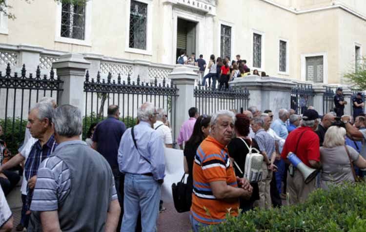 Συγκέντρωση συνταξιούχων έξω από το ΣτΕ