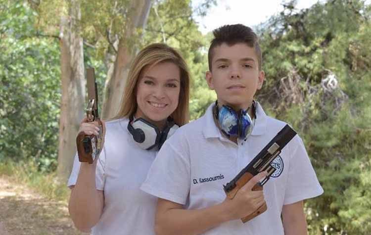 Το μήλο έπεσε κάτω από τη μηλιά